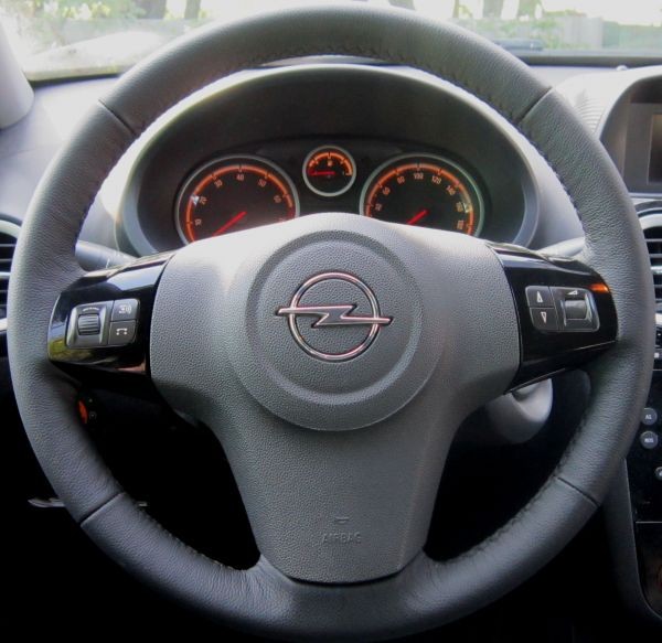 Кожаная оплетка на руль для замены штатной перетяжки Opel Corsa D 2006-2014