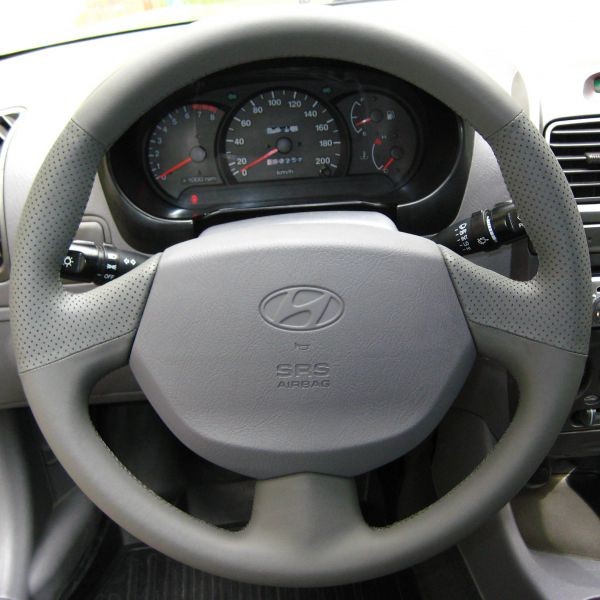 Кожаная оплетка на руль серая для руля без штатной перетяжки Hyundai Accen 1999-2013 AТ5 с подушкой 