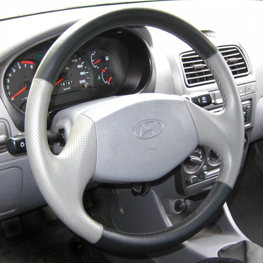 Кожаная оплетка на руль серо-черная для руля без штатной перетяжки Hyundai Accent LC 1999-2013 (МТ0)
