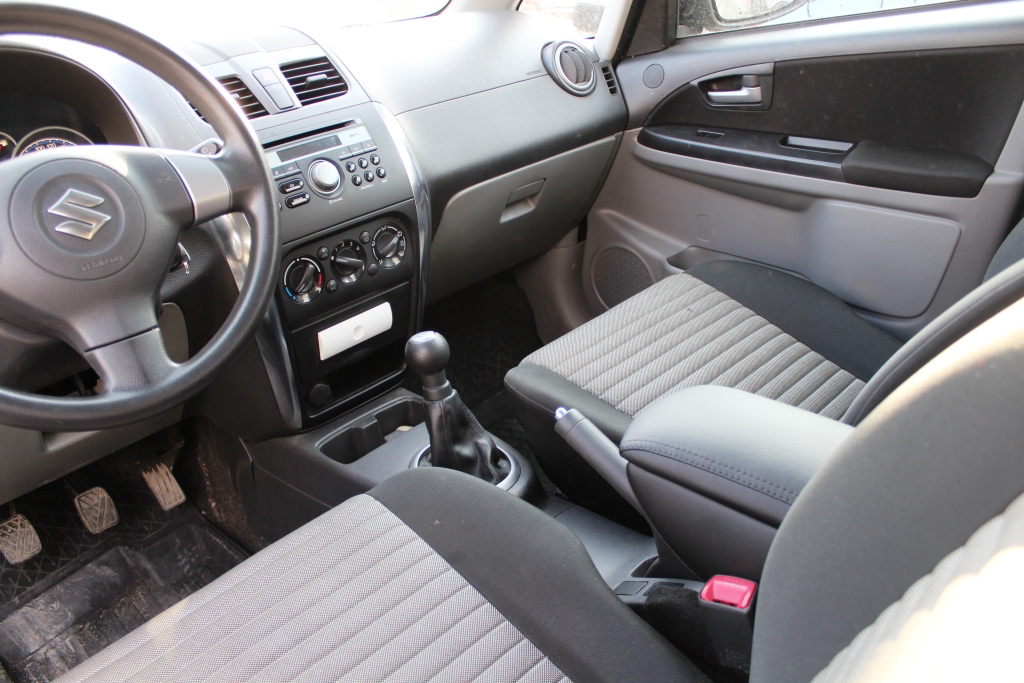 Podlokotnik_Suzuki_SX4_(3)