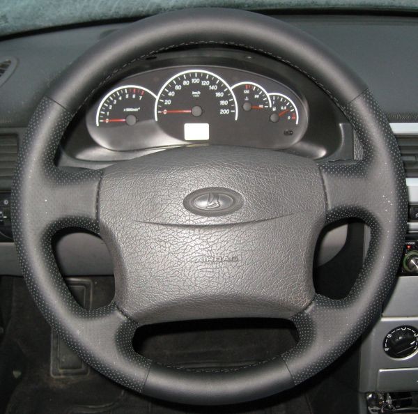 Кожаная оплетка на руль с под. безопасности, без штатной перетяжки Lada Priora 2007-2013 / Niva Travel 2022- / Kalina I 2007-2013