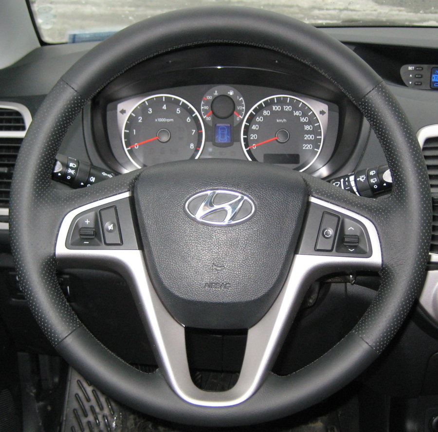 Кожаная оплетка на руль для руля без штатной перетяжки Hyundai Solaris I 2010-2017 / i20 2008-2014