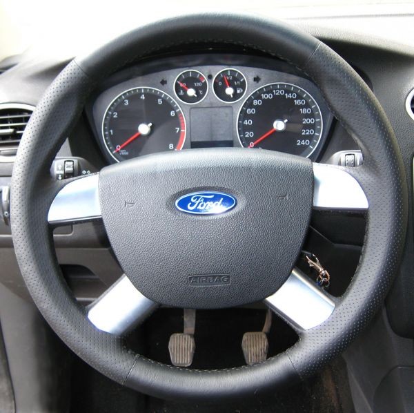 Кожаная оплетка на руль для руля без штатной перетяжки Ford Focus II 2004-2011 (4 спицы) / C-MAX I (DM2) 2007-2010 / Tourneo Connect (PU2) 2010-2013