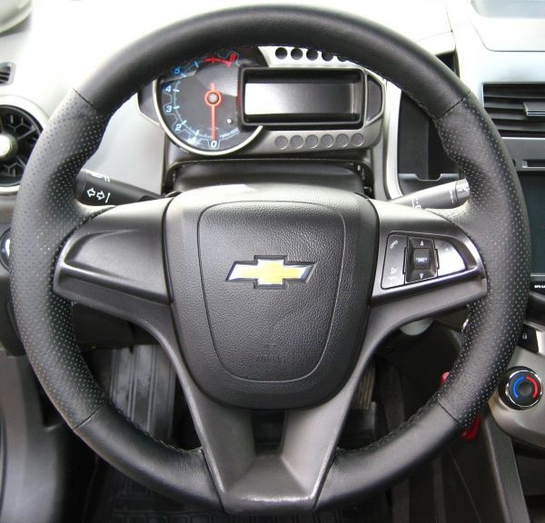 Кожаная оплетка на руль для руля без штатной перетяжки Chevrolet Aveo T300 / Cruze / Cobalt / Orlando 2010-
