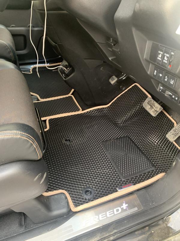 Автоковры: стоит ли переплачивать за борта, подпятник, шильдик и окантовку?