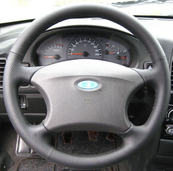 Кожаная оплетка на руль для руля без штатной перетяжки Lada 2110 2006-2007 / Lada Kalina 2004-2007 / Chevrolet Niva 2002-2009 / UAZ Патриот 2005-2012