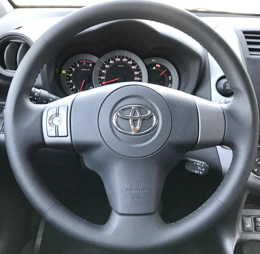 Кожаная оплетка на руль для замены штатной перетяжки Toyota RAV 4 III 2005-2010