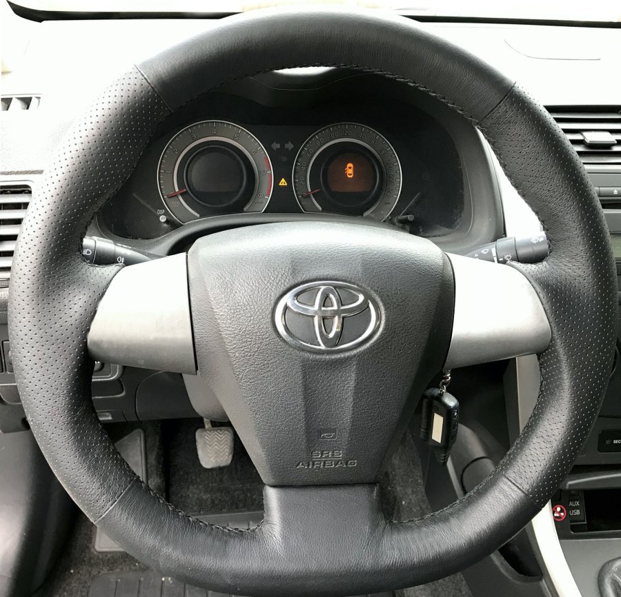 Кожаная оплетка на руль для руля без штатной перетяжки Toyota Corolla Рестайлинг 2010-2013 / RAV 4 III Рестайлинг 2010-2014 / Voxy II 2010-2013 / Wish