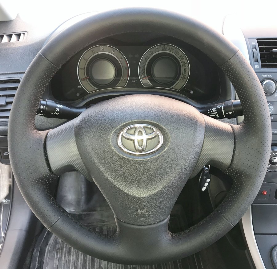 Кожаная оплетка на руль для руля без штатной перетяжки Toyota Corolla 2006-2012 / Auris 2006-2010 / Matrix II 2008-2014