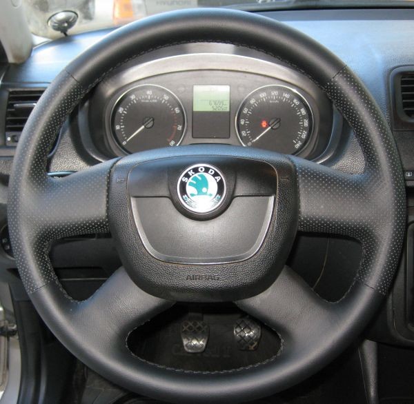 Кожаная оплетка на руль для руля без штатной перетяжки Skoda Fabia II 2010-2014 / Octavia II рестайл 2008-2013 / Roomster I 2006-2012 / Superb 2008- Y