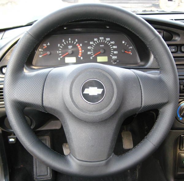 Кожаная оплетка на руль для руля без штатной перетяжки Chevrolet Niva 2009-2022 / Opel Corsa D 2006-2014