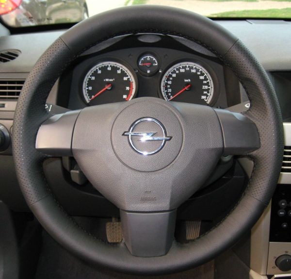 Кожаная оплетка на руль для руля без штатной перетяжки Opel Astra H 2004-2015 / Opel Vectra C 2005-2008 / Opel Zafira B 2005-2008